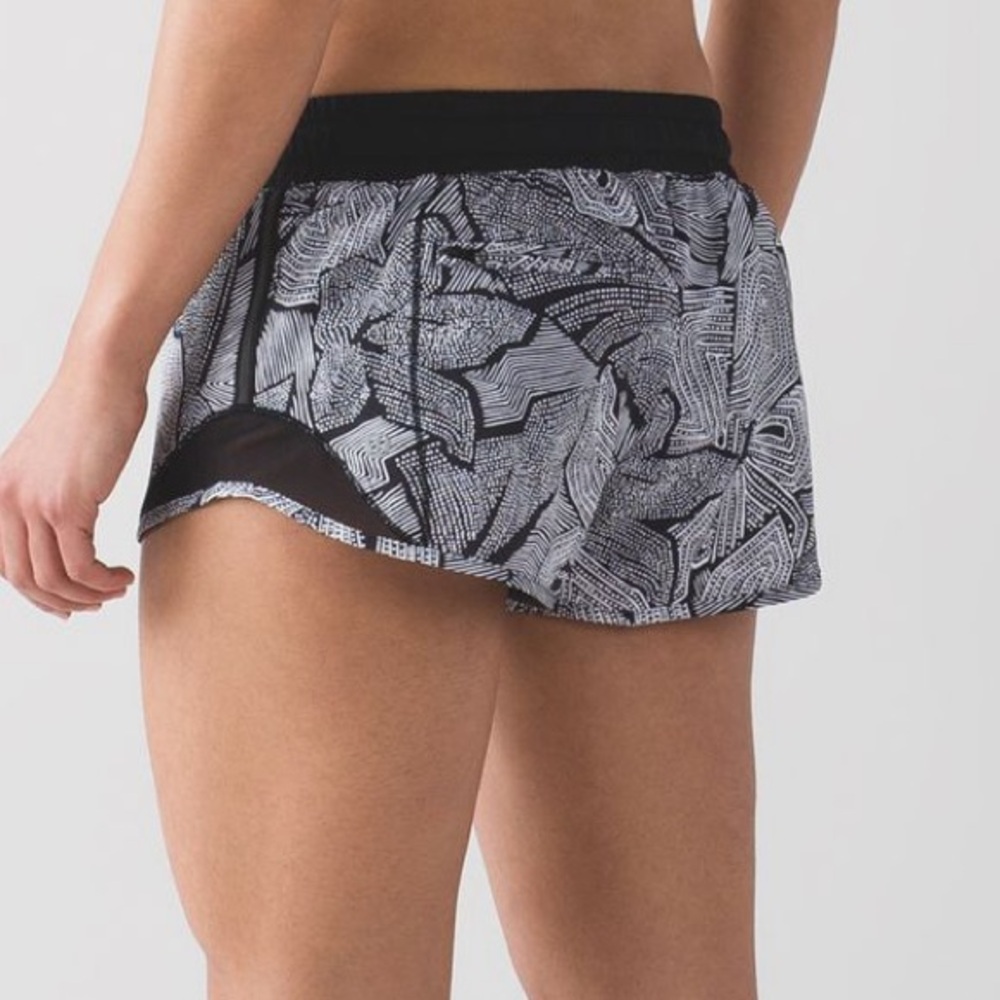 Lululemon Hotty Hot Short Dottie tribal print black white 6